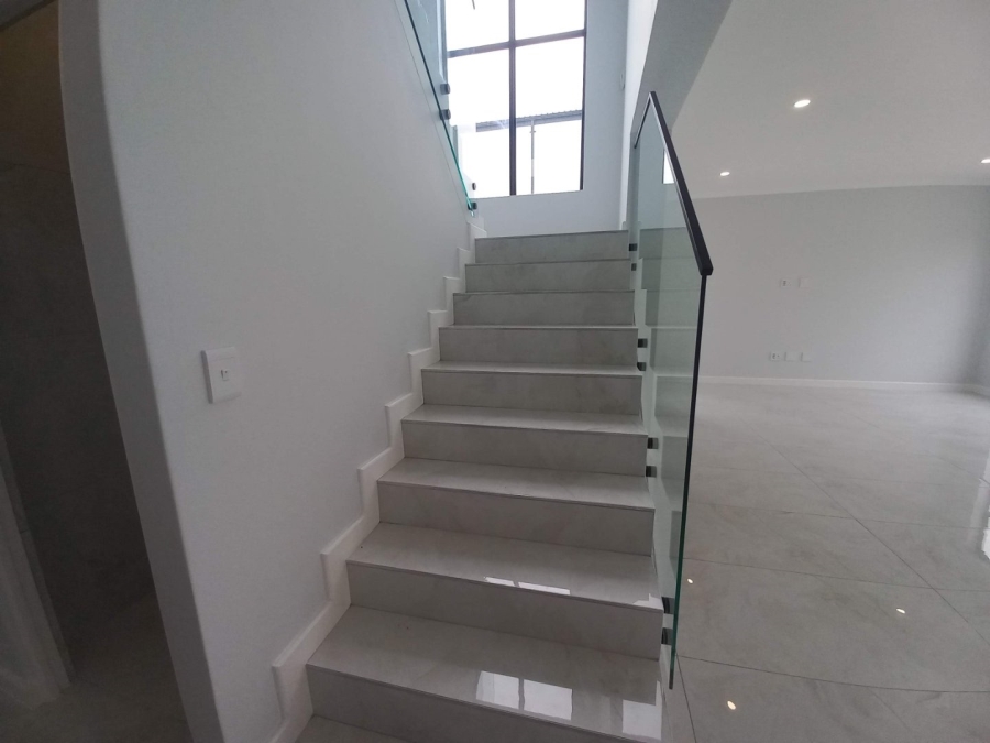 5 Bedroom Property for Sale in Sandown Western Cape